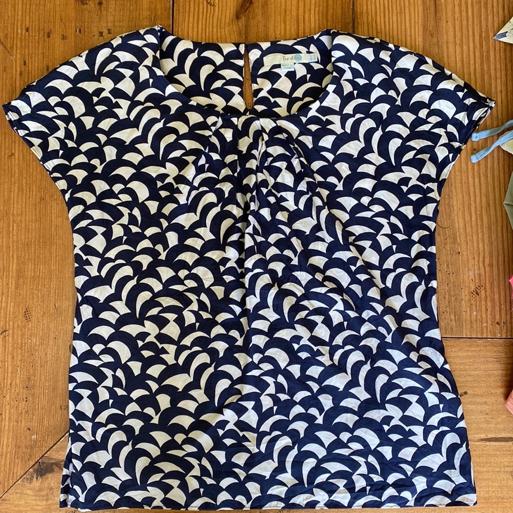 Boden cap sleeve navy pleated neck blouse size 8 US silk and viscose lays …